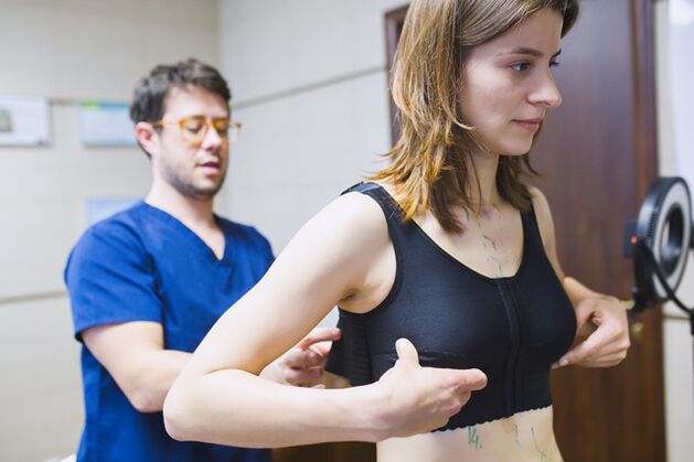 Φορώντας ενδύματα συμπίεσης μετά την αυξητική στήθους με υαλουρονικό οξύ